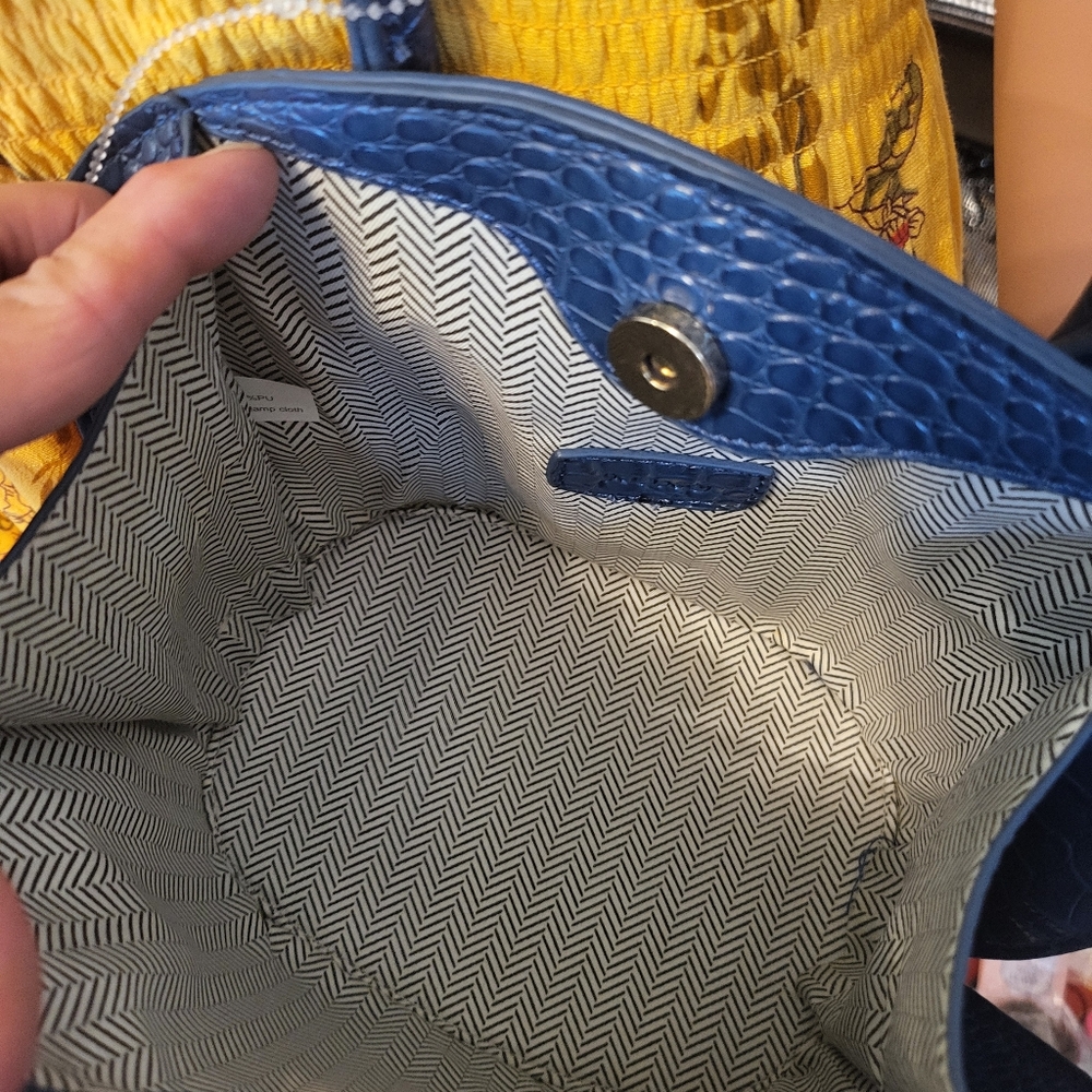 XOXO CROSSBODY HANDBAG - Picture 6 of 7